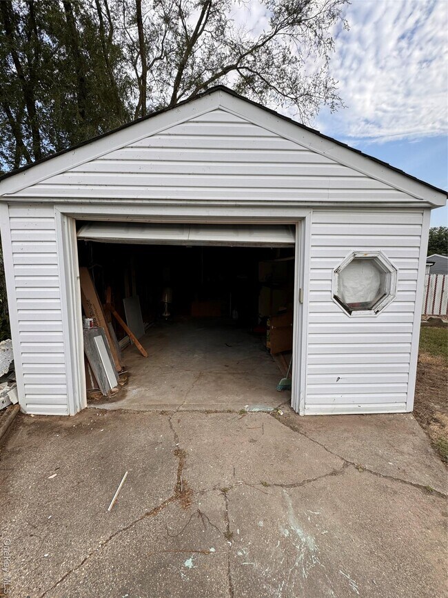 282 16th St in Babylon, NY - Building Photo - Building Photo