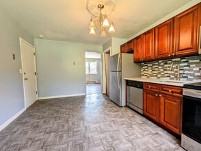 75 Belair Dr in New Milford, CT - Building Photo - Building Photo