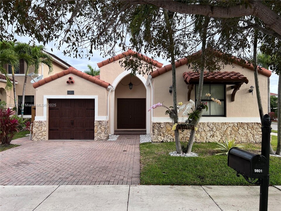 9801 NW 9th St in Miami, FL - Building Photo