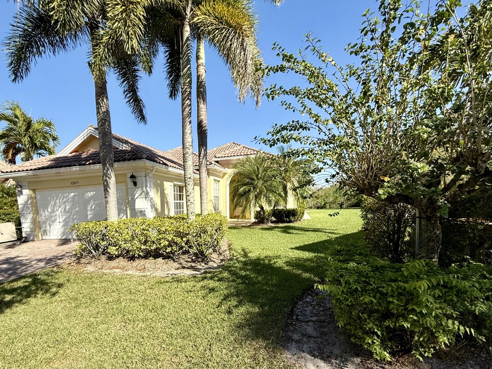 10971 SW Fall Creek Dr in Port St. Lucie, FL - Building Photo