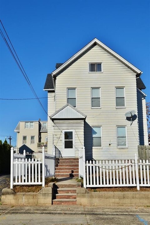 127-129 W 2nd St in Bayonne, NJ - Building Photo