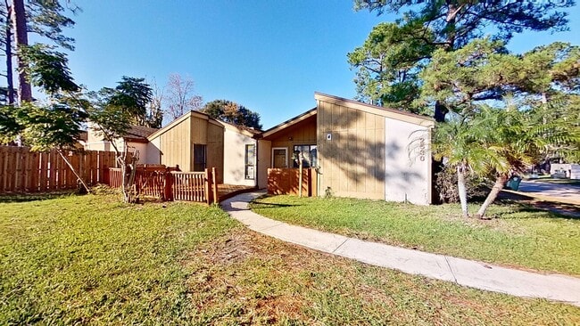 2530 Whispering Woods Blvd