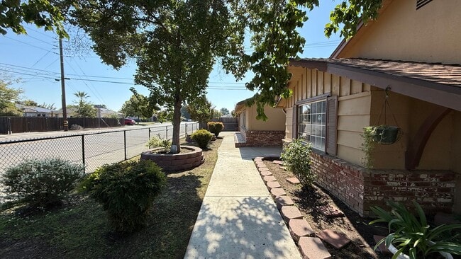 833 E Myrtle Ave in Visalia, CA - Building Photo - Building Photo