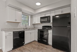 Creekside Village Townhomes in Searcy, AR - Building Photo - Interior Photo