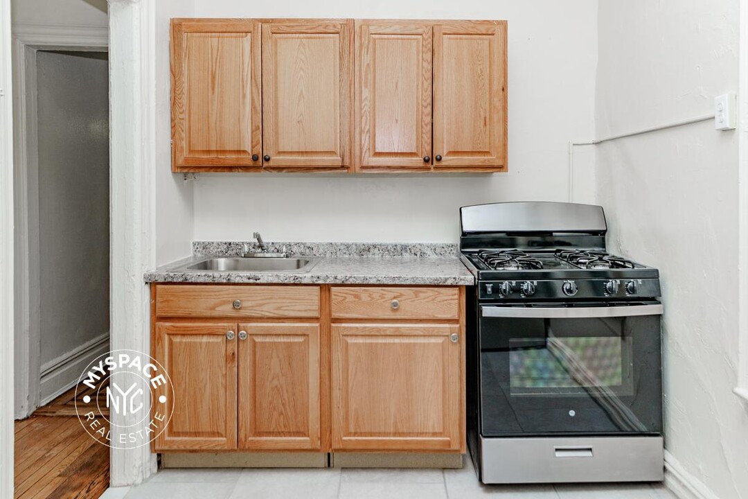 374 E 49th St, Unit A4 in Brooklyn, NY - Building Photo