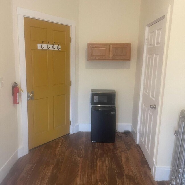 1006 Main St-Unit -Room 15 in Brockton, MA - Building Photo - Building Photo