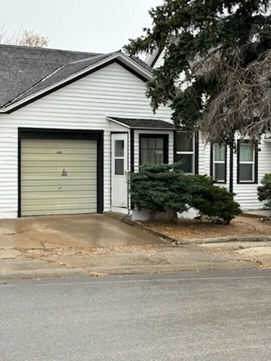 307 9th St in Rawlins, WY - Building Photo