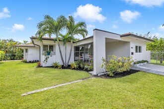 1090 NE 81st St in Miami, FL - Building Photo - Building Photo