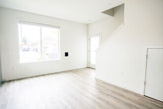 7045 N Mohawk Ave in Portland, OR - Building Photo - Building Photo