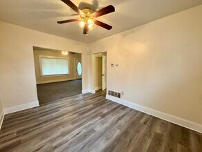 2442 16th St NE in Canton, OH - Foto de edificio - Building Photo