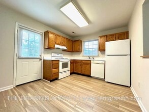 102 Lakehurst Ave in Salem, VA - Building Photo - Building Photo