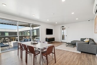 Analog PDX in Portland, OR - Foto de edificio - Building Photo