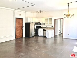 215 W 7th St in Los Angeles, CA - Building Photo - Building Photo