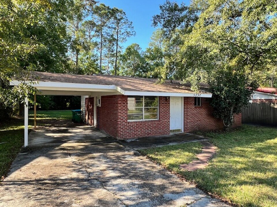 5230 General McArthur St in Moss Point, MS - Building Photo