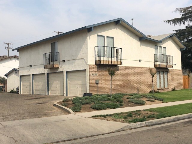 4861 E University Ave in Fresno, CA - Building Photo
