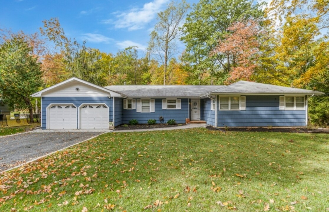 1015 Buxton Rd in Bridgewater, NJ - Building Photo