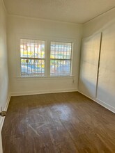 250 W 49th St, Unit # 1 in Los Angeles, CA - Building Photo - Building Photo