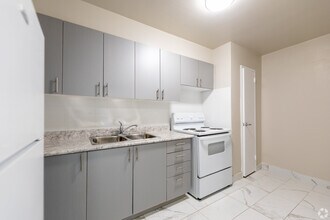 6171 Bathurst St in Toronto, ON - Building Photo - Building Photo