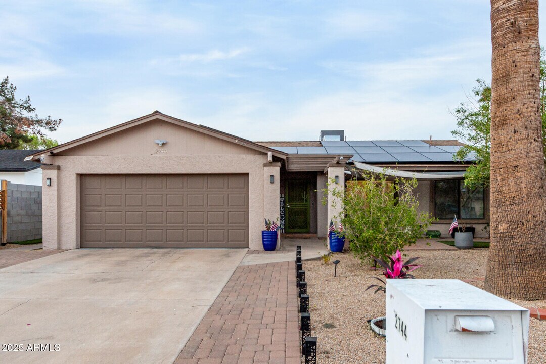 2744 E Windrose Dr in Phoenix, AZ - Building Photo