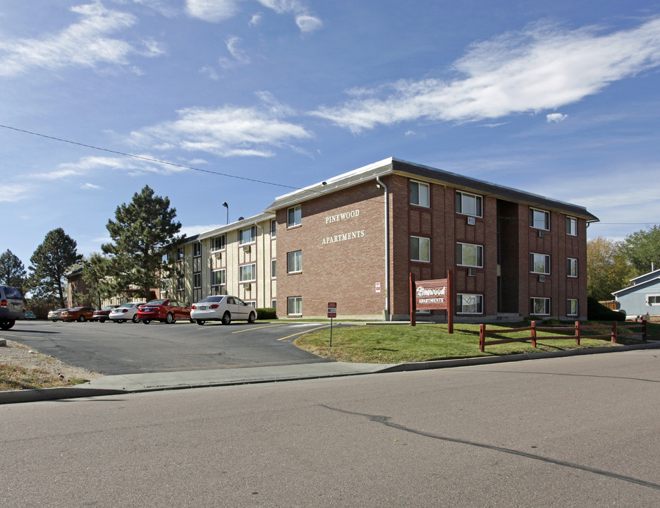 Pinewood Apartments in Colorado Springs, CO - Foto de edificio