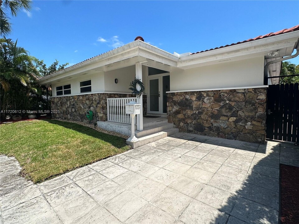 1430 Stillwater Dr in Miami Beach, FL - Foto de edificio