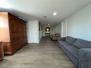 201 Volpe Cir in Gregory, TX - Foto de edificio - Building Photo