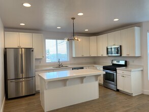 1779 W Dalmeny Way in Riverton, UT - Building Photo - Building Photo