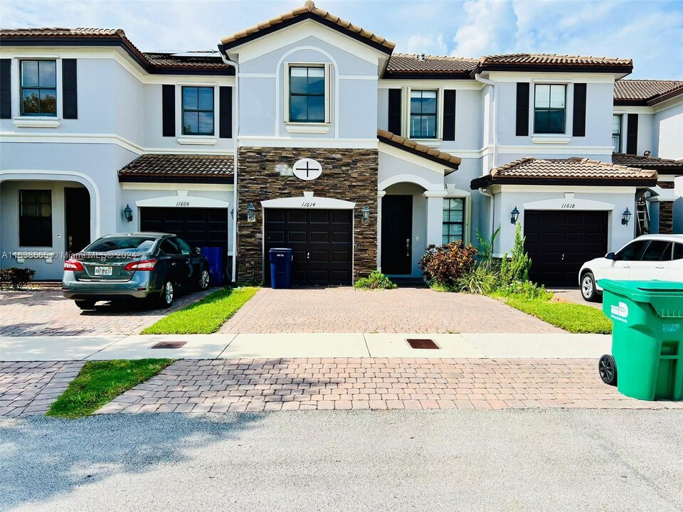 11614 NW 87th Ln in Doral, FL - Building Photo