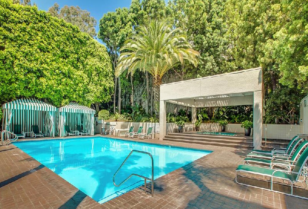 1131 Alta Loma Rd, Unit 123 in West Hollywood, CA - Foto de edificio