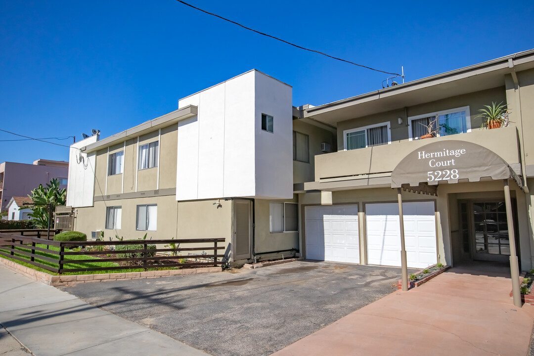 Hermitage Apartments in Valley Village, CA - Foto de edificio