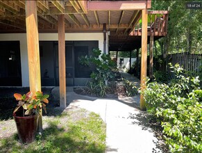 6957 E Richard Dr, Unit Down Stairs Apt in Weeki Wachee, FL - Foto de edificio - Building Photo