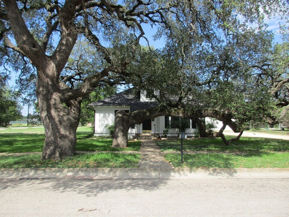 606 S Broad St in Lampasas, TX - Building Photo