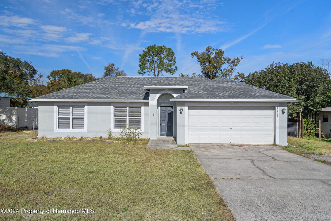 12815 Linden Dr in Spring Hill, FL - Building Photo