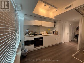 8 Wellesley St W in Toronto, ON - Building Photo - Building Photo