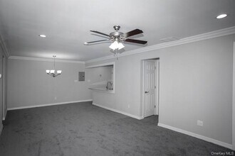 90 Westwood Dr in Westbury, NY - Building Photo - Building Photo