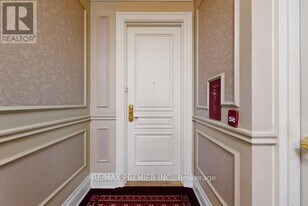 9225 Jane St in Vaughan, ON - Building Photo