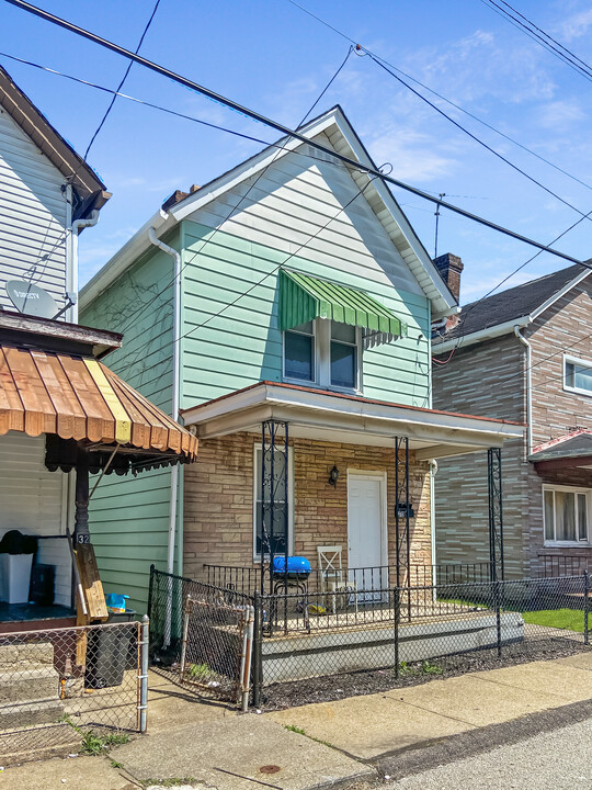 30 Erwin St in Duquesne, PA - Building Photo