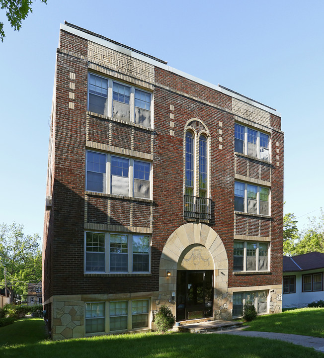 2040 Grand Ave in St. Paul, MN - Building Photo