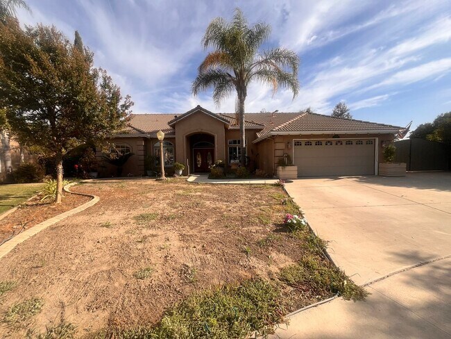 2203 N Carson Ct in Visalia, CA - Foto de edificio - Building Photo