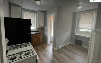 570 Broad St in Meriden, CT - Foto de edificio - Building Photo