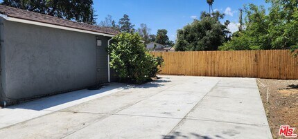 9717 Tujunga Canyon Blvd in Los Angeles, CA - Building Photo - Building Photo