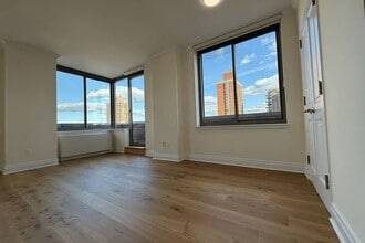 400 E 90th St in New York, NY - Building Photo - Building Photo