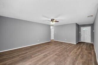 5717 Macrae St in Haltom City, TX - Foto de edificio - Building Photo