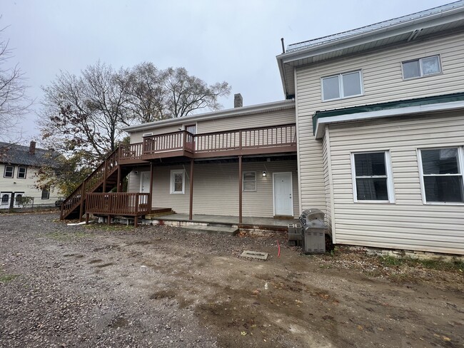 283 Harbor St, Unit Apartment 3 in Conneaut, OH - Foto de edificio - Building Photo