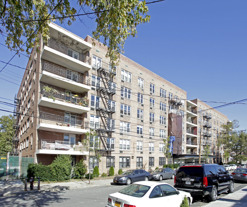 1579 Rhinelander Ave in Bronx, NY - Building Photo