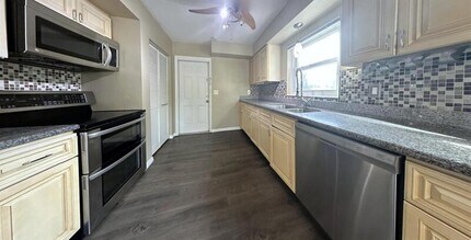2565 Granada Cir W in St. Petersburg, FL - Building Photo - Building Photo