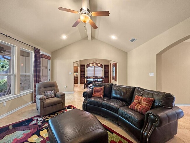 136 Village Park Dr in Boerne, TX - Foto de edificio - Building Photo