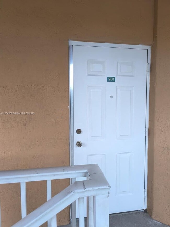 7050 NW 177th St in Hialeah, FL - Foto de edificio - Building Photo