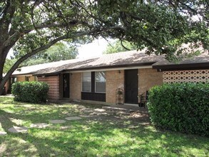 2030 Menard Hwy in Brady, TX - Foto de edificio - Building Photo