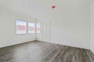 Courtyard building on Ocean Park in Santa Monica, CA - Building Photo - Building Photo